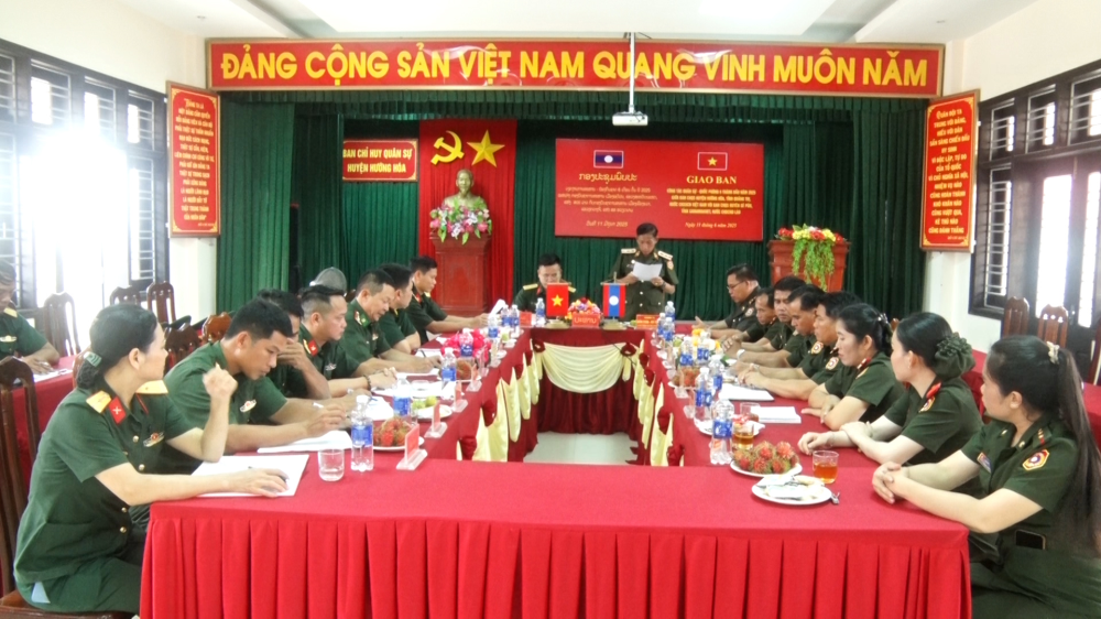 Giao ban Quân sự giữa Ban Chỉ huy Quân sự huyện Hướng Hóa (Quảng Trị) với Ban Chỉ huy Quân sự huyện Sê Pôn (Savannakhet) 